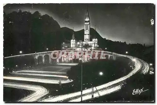 Ansichtskarte AK Lourdes La Basilique illuminee et la Procession aux Flambeaux