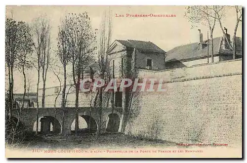 Cartes postales Les Pyrenees Orientales Mont Louis Passerelle de la Porte de France et les Remparts