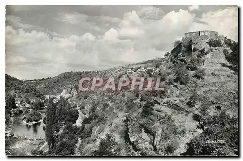 Cartes postales Le Chateau et le Village de Chouvigny Allier Dominant la Sioule