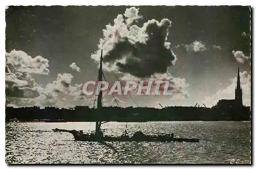 Cartes postales moderne Bordeaux Contre Jour sur la Garonne Bateau