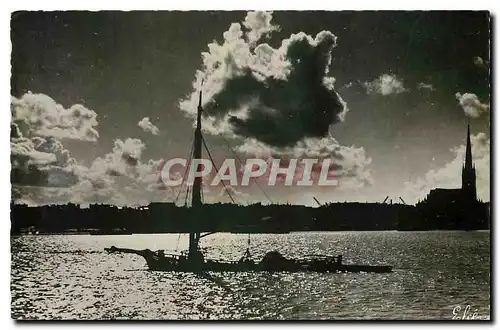 Cartes postales Bordeaux Contre Jour sur la Garonne Bateau