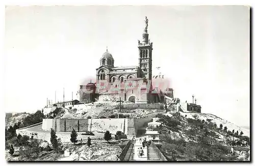 Cartes postales moderne Le Carrefour du Monde Marseille Basilique Notre Dame de la Garde