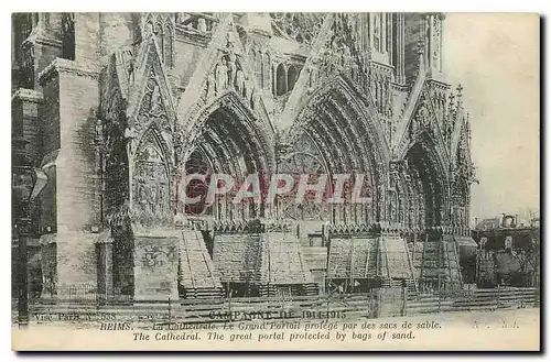 Cartes postales Reims La Cathedrale Le Grand Portail prolege par des sacs de sable