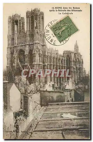 Cartes postales Reims dans les Ruines apres la Retraile des Allemands La Cathedrale