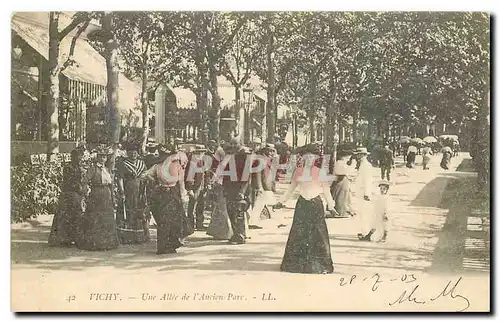 Cartes postales Vichy Une Allee de l'Ancien Parc Femmes