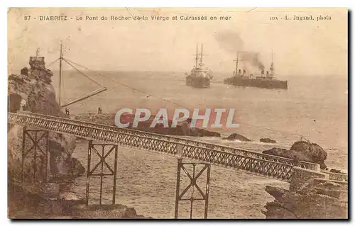 Ansichtskarte AK Biarritz Le pont du Rocher de la Vierge et Cuirasses en mer Bateaux