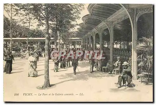 Ansichtskarte AK Vichy Le parc et la Galerie couverie