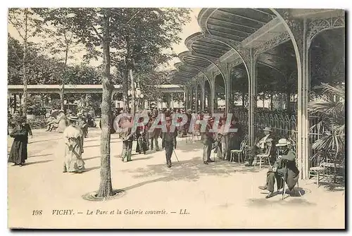 Cartes postales Vichy Le parc et la Galerie couverie