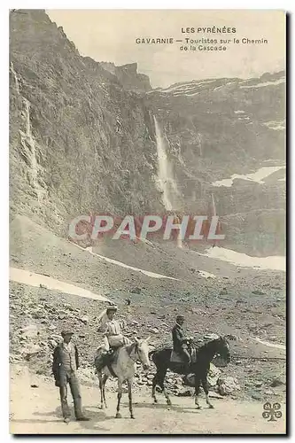 Ansichtskarte AK Les Pyrenees Gavarnie Touristes sur le Chemin de la Cascade