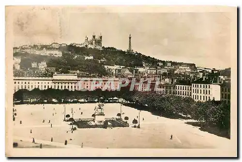 Cartes postales Lyon Place Bellecour et Colline de Fourviere