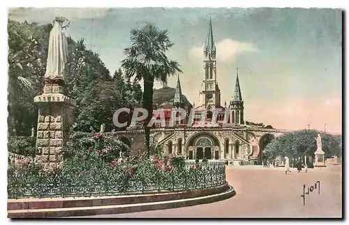 Ansichtskarte AK Lourdes Htes Pyrenees La Basilique et la Vierge de l'Esplanade