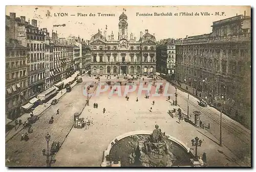 Cartes postales Lyon Place des Terreaux Fontaine Bartholdi et l'Hotel de Ville