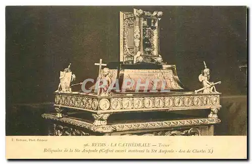 Ansichtskarte AK Reims la Cathedrale Tresor Reliquaire de la Ste Ampoule Coffret ouvert montrant la Ste Ampoule d