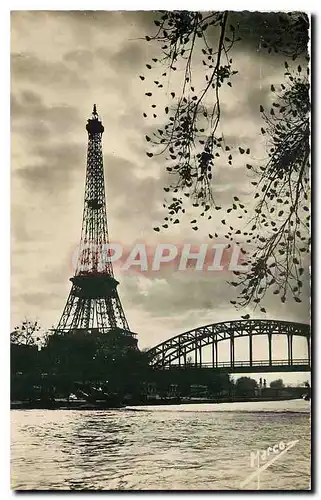 Cartes postales moderne Paris La Tour Eiffel au crepuscule