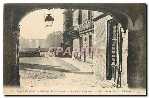 Cartes postales Maintenon Chateau de Maintenon La Cour d'honneur vue sous le Portail d'Entree