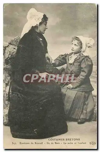 Cartes postales Costumes Bretons Environs de Roscoff Ile de Batz La mere et l'enfant
