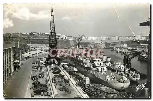 Moderne Karte Brest Finistere Le Croiseur Jeanne d'Arc et l'aviso La Grandiere a l'arsenal Bateau