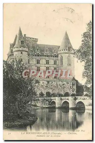 Ansichtskarte AK La Rochefoucauld Charente Chateau ensemble sur la riviere