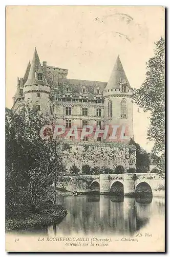 Cartes postales La Rochefoucauld Charente Chateau ensemble sur la riviere