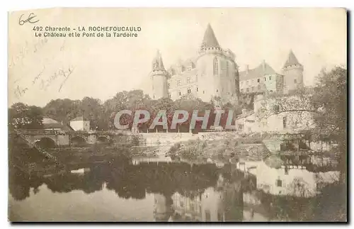 Ansichtskarte AK Charente La Rochefoucauld Le Chateau et le Pont de la Tardoire