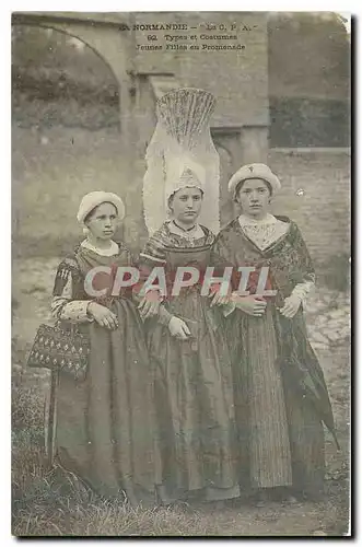 Ansichtskarte AK La Normandie Types et Costumes Folklore Jeunes filles en promenade