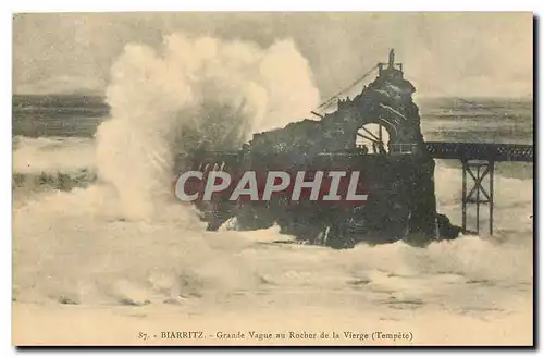 Ansichtskarte AK Biarritz Grande Vague au Rocher de la Vierge Tempete