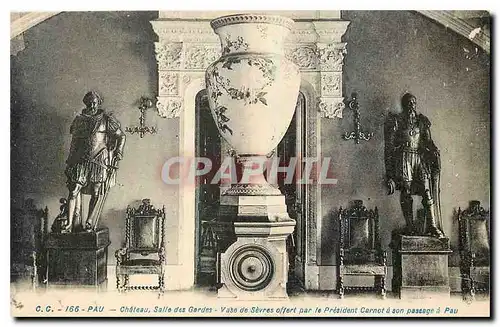 Ansichtskarte AK Pau Chateau Salles des Gardes vase de Sevres offert oar le President Carnot a son passage a Pau