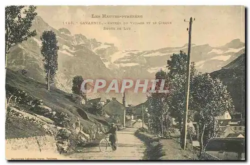 Cartes postales Les Hautes Pyrenees Gavarnie Entree du Village et le Cirque route de Luz