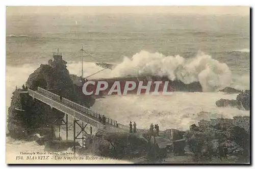 Cartes postales Biarritz une tempete au Rocher de la Vierge