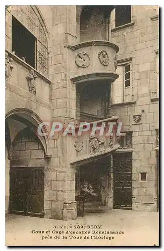 Ansichtskarte AK Riom Cour et Cage d'escalier Renaissance Pres de la Tour de l'Horloge