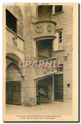 Ansichtskarte AK Riom Cour et Cage d'Escalier Renaissance pres de la Tour de l'Horloge