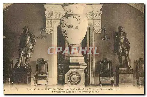 Ansichtskarte AK Pau Le Chateau salle des Gardes Vase de Sevres offert par le President Carnot a son passage a Pa
