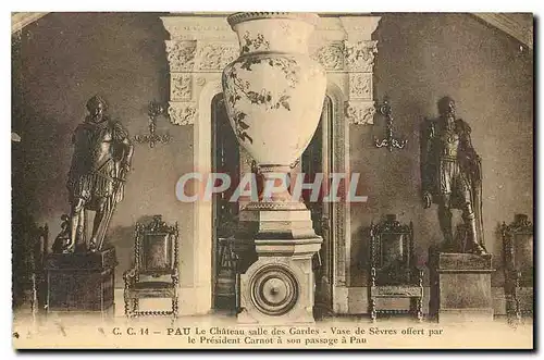 Cartes postales Pau Le Chateau salle des Gardes Vase de Sevres offert par le President Carnot a son passage a Pa