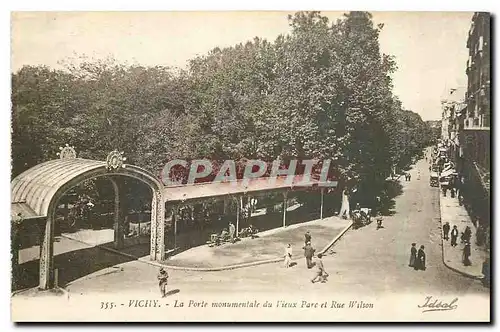 Cartes postales Vichy La Porte Monumentale du Vieux Oarc et Rue Wilson