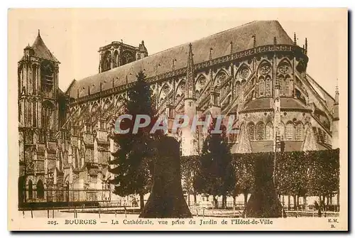 Ansichtskarte AK Bourges La Cathedrale vue prise du Jardin de l'Hotel de Ville