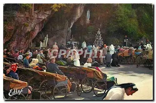 Ansichtskarte AK Lourdes Les malades devant la Grotte