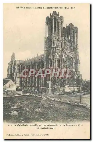 Cartes postales Reims dans ses annees de bombardements La Cathedrale incendiee par les Allemands