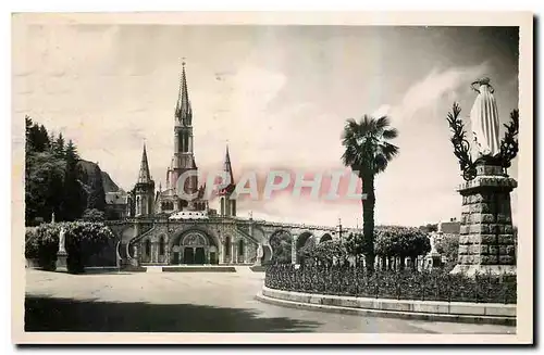 Cartes postales Lourdes La Vierge Couronnee et la Basilique