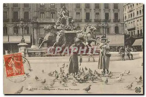 Cartes postales Lyon Les Pigeons Place des Terreaux