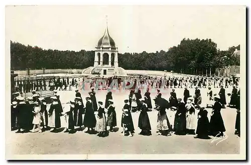 Ansichtskarte AK Sainte Anne d'Auray Procession devant le Monument aux Morts