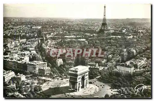 Cartes postales En Avion sur Paris La place et l'arc de triomphe de l'Etoile En Deuxieme plan la tour Eiffel