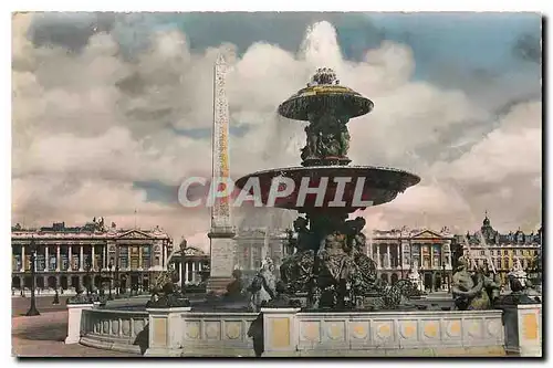 Cartes postales Paris Place de la Concorde l'Une des fontaines et l'Obelisque