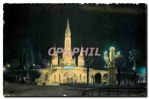 Cartes postales Lourdes La Basilique et la Vierge Couronnee illuminee