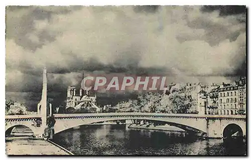 Cartes postales Paris Notre Dame sous un ciel d'orage