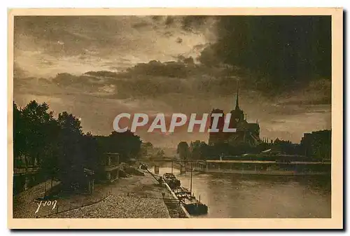 Cartes postales Paris Crepuscule sur Notre Dame