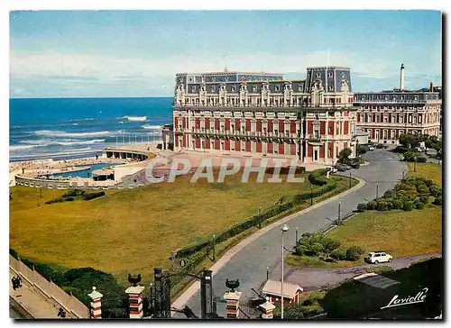 Cartes postales moderne Biarritz B P L'Hotel du Palais sa Piscine au fond a droite Le Phare