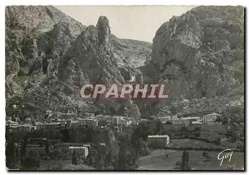 Cartes postales moderne Moustiers Sainte Marie Bses Alpes Vue generale sur la ville et la breche etonnante qui entame la