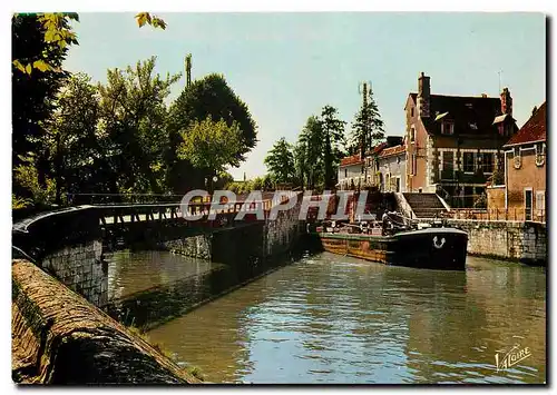 Cartes postales moderne L'Orleanais Montargis Loiret Peniche franchissant une ecluse du canal de Briare