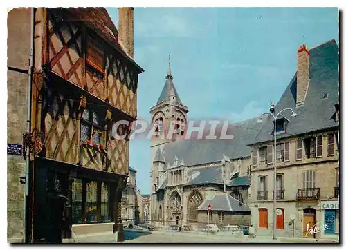 Cartes postales moderne Les Merveilles du Berry Bourges Cher l'Eglise Notre Dame et a gauche maison ancienne de la rue P