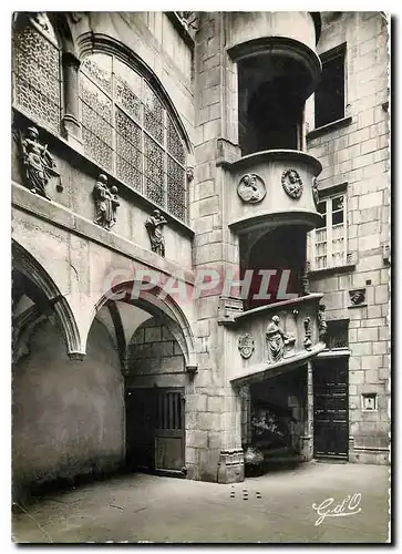 Cartes postales moderne l'Auvergne Riom Cour et cage d'escalier renaissance en face la Tour de l'Horloge